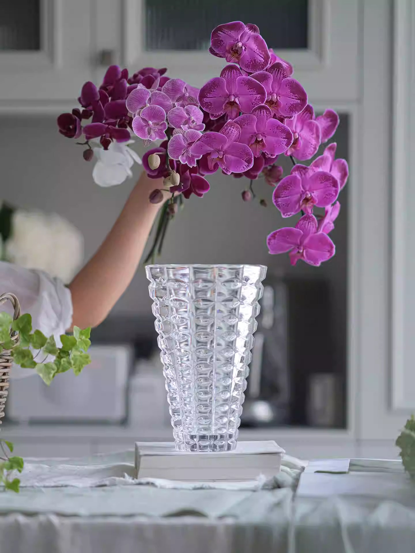 BERHE Millennium Modern Luxury Czech Crystal Floral Vase